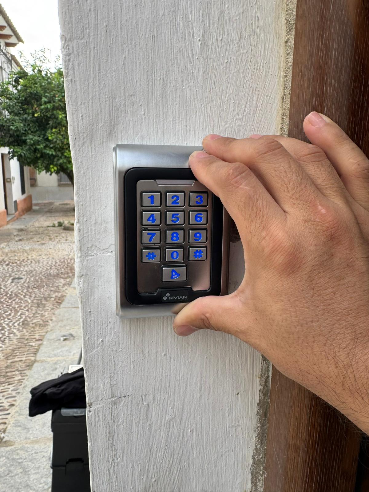 Cerradura inteligente instalada para servicio de cerrajería en Puente Genil
