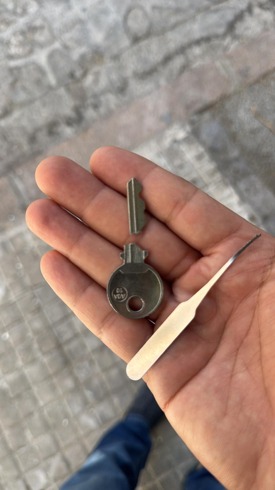 Llave partida en una cerradura atendida por cerrajero urgente en Córdoba