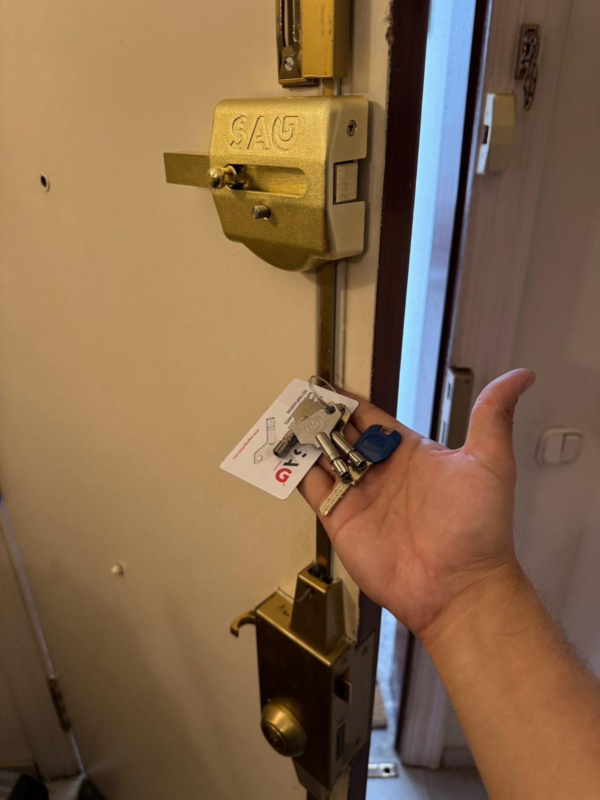 Trabajo real de cerrajería en una puerta para servicio en Lucena